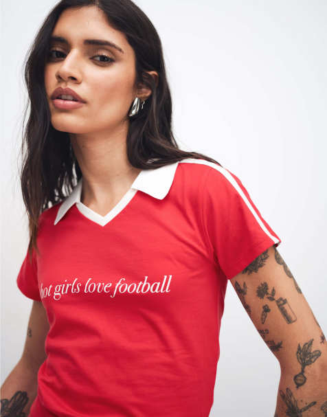 The Frolic – Exklusivt – Röd, krympt t-shirt i bomull med krage och "hot girls love football"-tryck framtill - view 1
