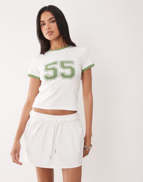 The Frolic - Hvid baby-T-shirt i bomuldsrigt stof med grafisk college-print foran og bånd i kontrastfarve - Kun hos ASOS - view 1