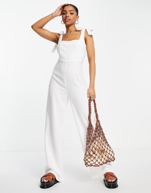 The Frolic - Jumpsuit met gestrikte schouderbandjes in wit 