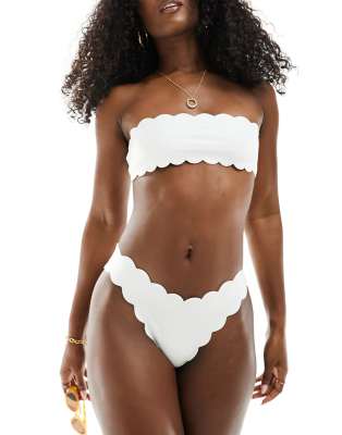 The Frolic - Malia - Strukturiertes, trägerloses Bikinioberteil in Creme mit Muschelrand-Weiß