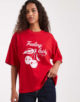 The Frolic - Oversize-T-Shirt in Rot mit hohem Baumwollanteil und „Feeling Lucky"-Kirschenprint