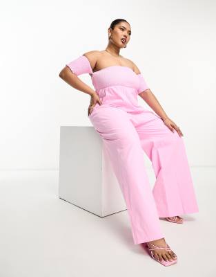 The Frolic Plus - Gesmokter, schulterfreier Jumpsuit in Rosa mit weitem Bein