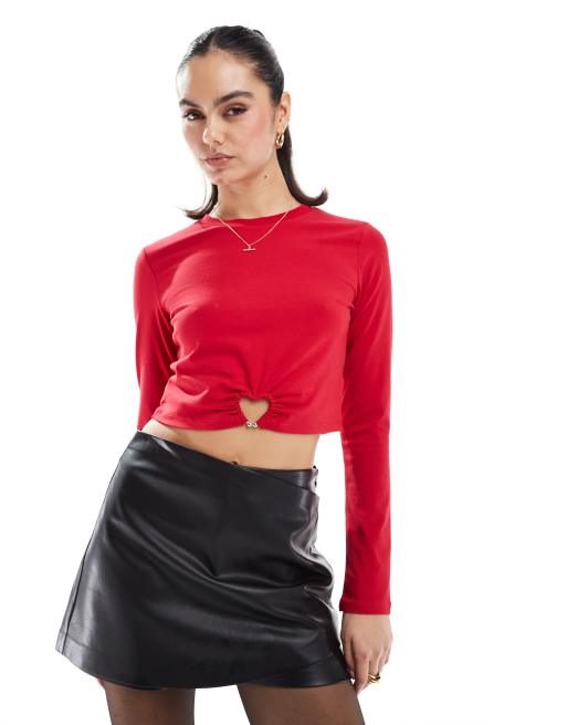 The Frolic - Rød croptop med hjerteformet udskæring med metaldetalje og lange ærmer - Kun hos ASOS  