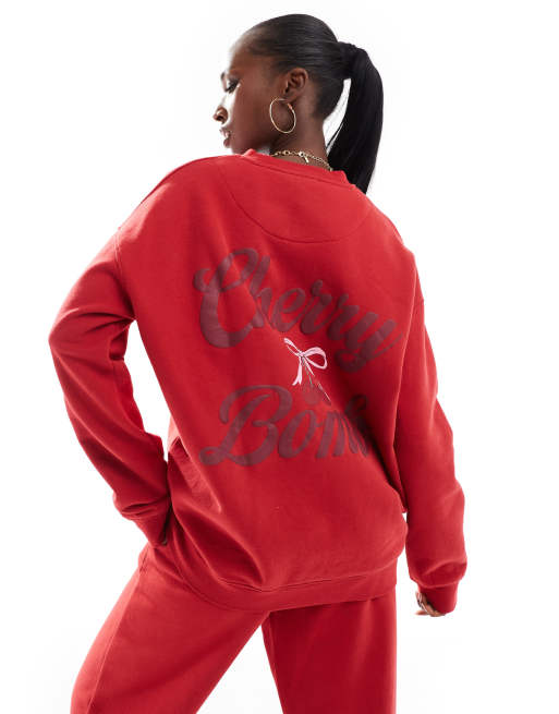 The Frolic - Rød sweatshirt med 'Cherry Bomb'-print på ryggen - Del af sæt - Kun hos ASOS 