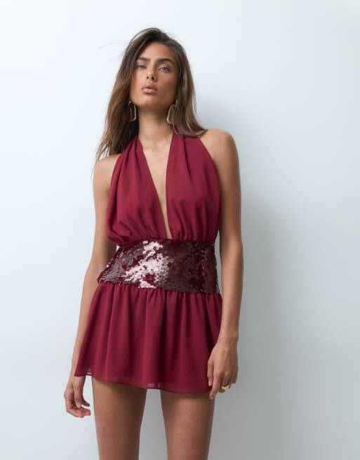 The Frolic robe courte en mousseline à col licou, ornée de sequins, à taille basse, bordeaux, 2 de 5