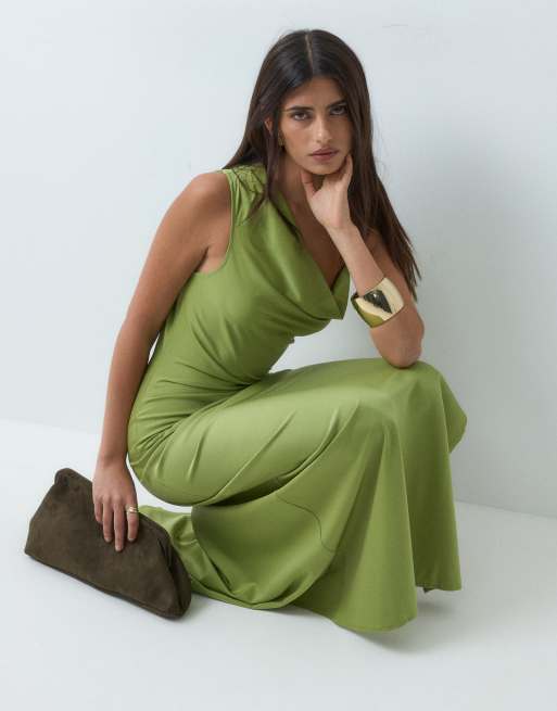 The Frolic robe longue froncée en satin verte exclusive, 2 de 5