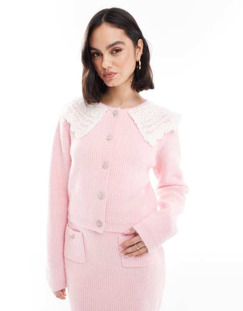 The Frolic – Rosa kofta i fluffig stickning med virkad krage och strassknappar, del av set, endast hos ASOS - view 1