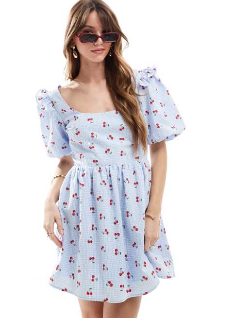 The Frolic - Rynket babydoll-minikjole med pufærmer, flæser, blå tern og kirsebærprint i bæk-og-bølge-stof - Kun hos ASOS  
