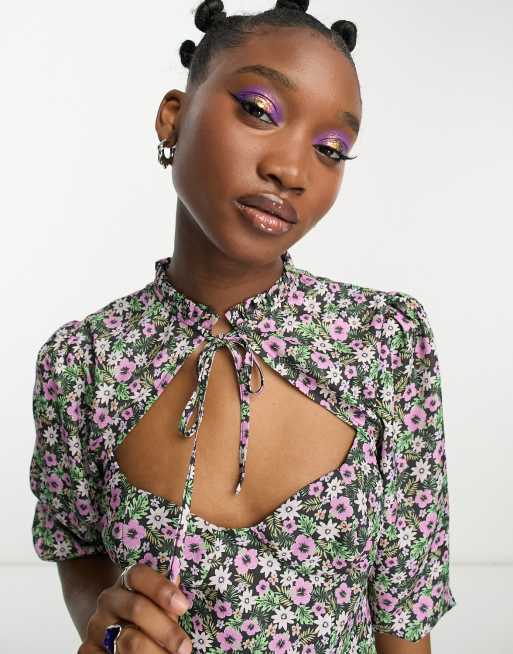 The Frolic - Sort bluse med flæsehals og udskæringsdetalje og blomstermønster - Kun hos ASOS 