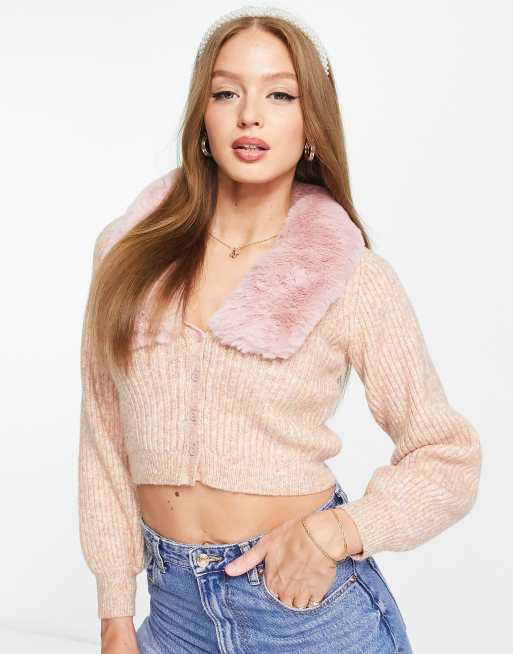 The Frolic – Strickjacke in meliertem Rosa mit Kunstpelzbesatz