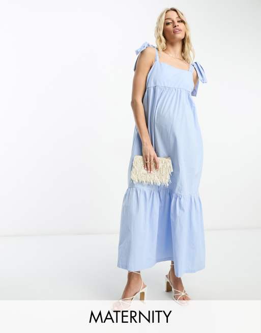 The Frolic – Umstandsmode – Exklusives gestuftes Midikleid aus blauer Popeline mit Bindebändern 