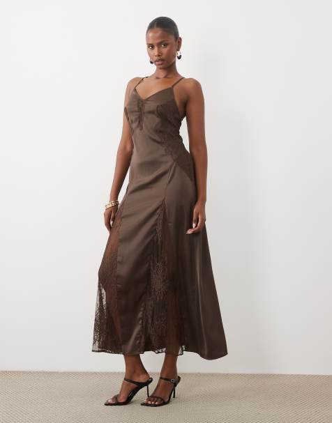 The Frolic - vestido maxi tipo camisola de satén con detalle de encaje en chocolate, exclusivo - view 1