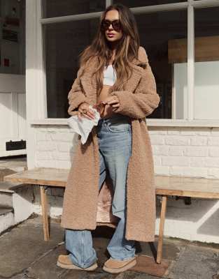 The Frolic x Bella Stovey - Exclusivité - Manteau long oversize imitation peau de mouton - Camel-Neutral