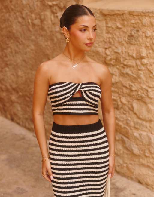 The Frolic x Lydia Kara Exclusive – Szydełkowy plażowy top bandeau ze skrzyżowanym przodem w czarno-białe paski, część zestawu