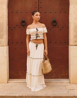 The Frolic x Lydia Kara Exklusiv - Cropped-Top in Creme mit Bardot-Ausschnitt und Kontrast-Kräuselsaum, Kombiteil-Weiß