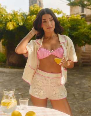 The Frolic x Lydia Kara Exklusiv - Strandshorts aus Häkelstrick in Creme mit Kontrasteinfassung in Rosa und Blumenapplik...