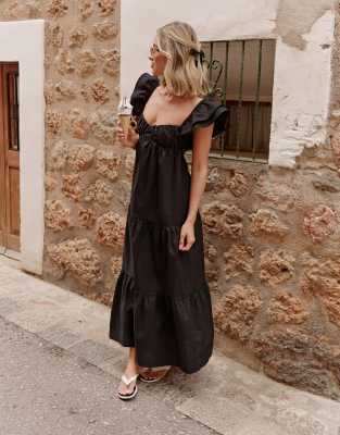 The Frolic X Lyds Butler - Escora - Gestuftes Maxi-Strandkleid in Schwarz mit Rüschendetail und Bindeband hinten