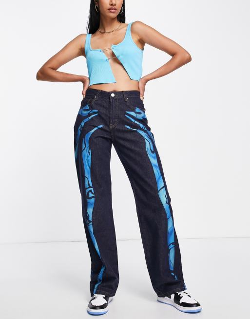 The Kript – Locker geschnittene Jeans in Jeansblau mit farblich abgesetztem Print
