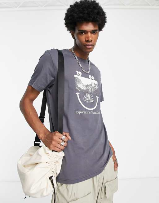 The North Face 1966 - Orange T-shirt med smiley - Kun hos ASOS