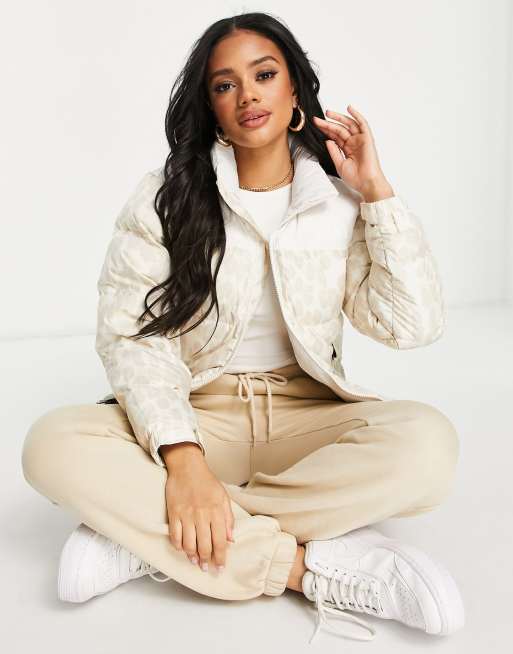 The North Face – 1996 Retro Nuptse – Gemusterte Jacke in Weiß