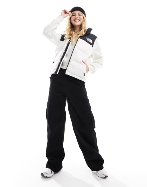 The North Face – 1996 Retro Nuptse – Gesteppte Daunenweste in Weiß und Schwarz, 2 von 4