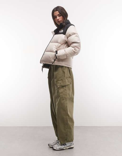 The North Face 1996 Retro Nuptse-jacka i taupe och svart, 3 av 4