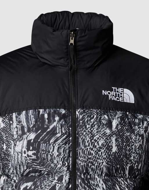 The North Face – 1996 Retro Nuptse – Jacke in der Farbe Black Wood Snake PR, 2 von 3