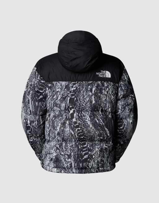 The North Face – 1996 Retro Nuptse – Jacke in der Farbe Black Wood Snake PR, 3 von 3
