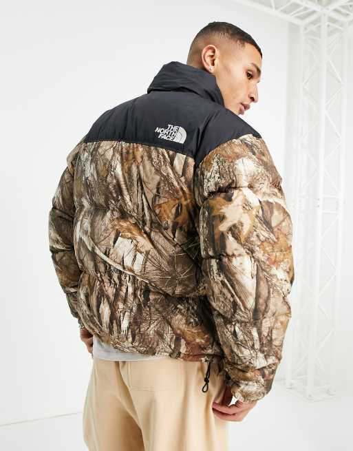 The North Face – 1996 Retro Nuptse – Kamouflagemönstrad jacka, 2 av 4