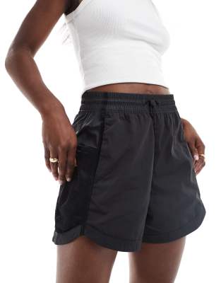 The North Face 2000 Mountain Wind Shorts In Black