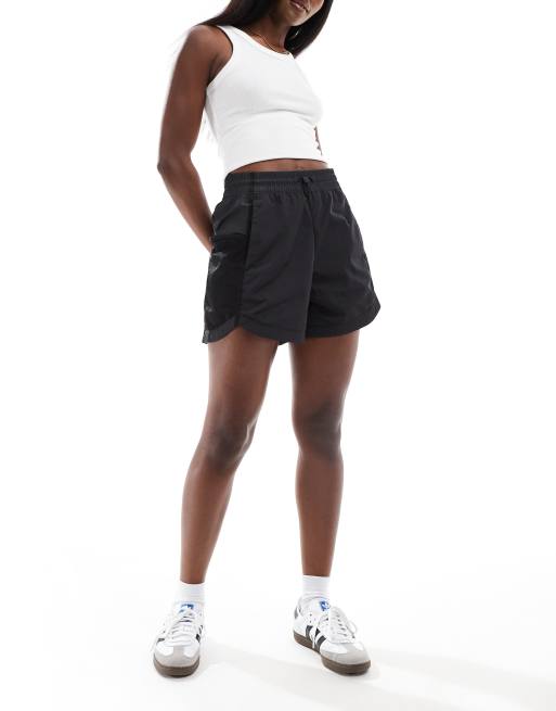 The North Face 2000 Mountain Wind shorts in black, 2 of 5