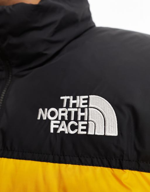 The North Face - '96 Retro Nuptse - Dynejakke med dun i gul og sort, 3 af 4