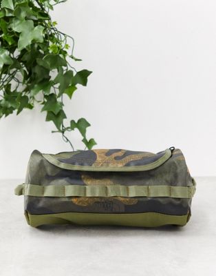 The North Face - Base Camp Travel Canister - Grote toilettas in kaki camouflageprint-Groen