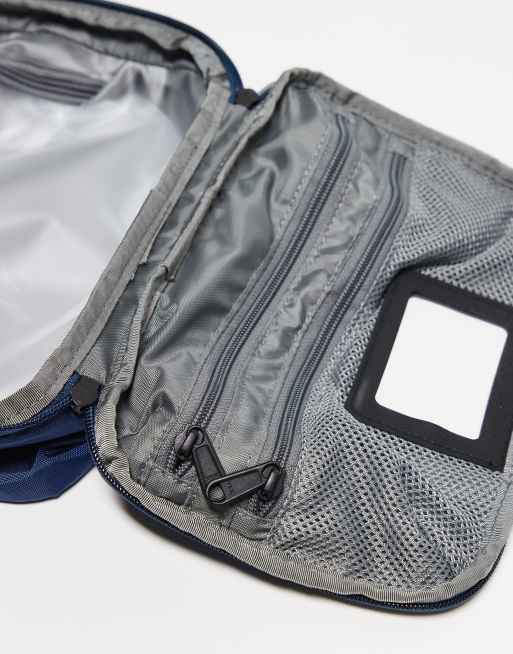 The North Face – Base Camp Voyager – Kulturbeutel in Blau ASOS