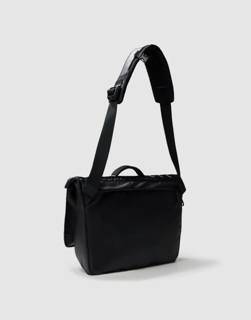 The North Face Base camp voyager messenger bag in tnf black-tnf white-npf