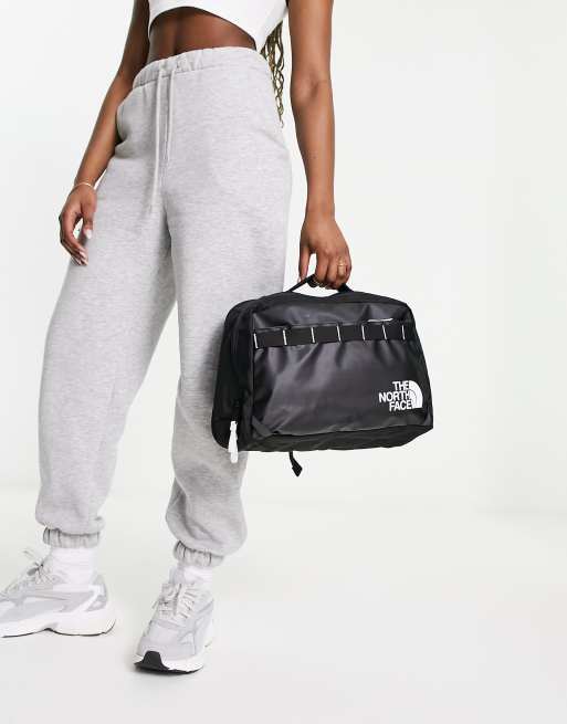 https://images.asos-media.com/products/the-north-face-base-camp-voyager-sling-cross-body-bag-in-black/204530663-4?$n_640w$&wid=513&fit=constrain