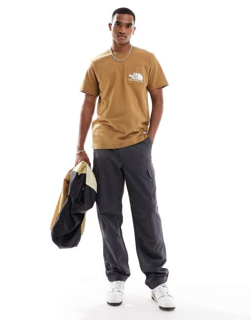 The North Face – Berkeley California – T-Shirt in Braun mit Brusttasche, 3 von 4