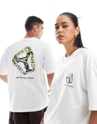 The North Face – Biały T-shirt oversize z nadrukiem z karabińczykiem na plecach