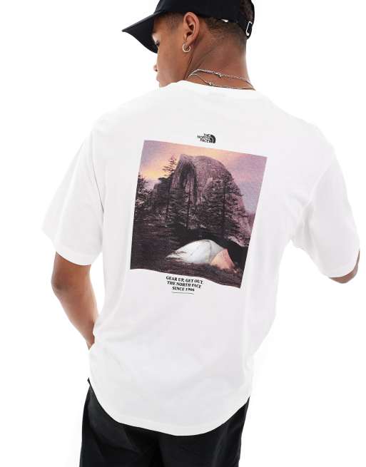 The North Face – Biały T-shirt z grafiką w stylu retro z motywem kempingu na plecach – tylko w ASOS