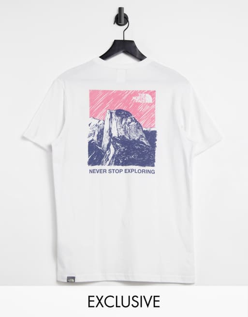 The North Face – Biały T-shirt z nadrukiem gór – tylko w ASOS