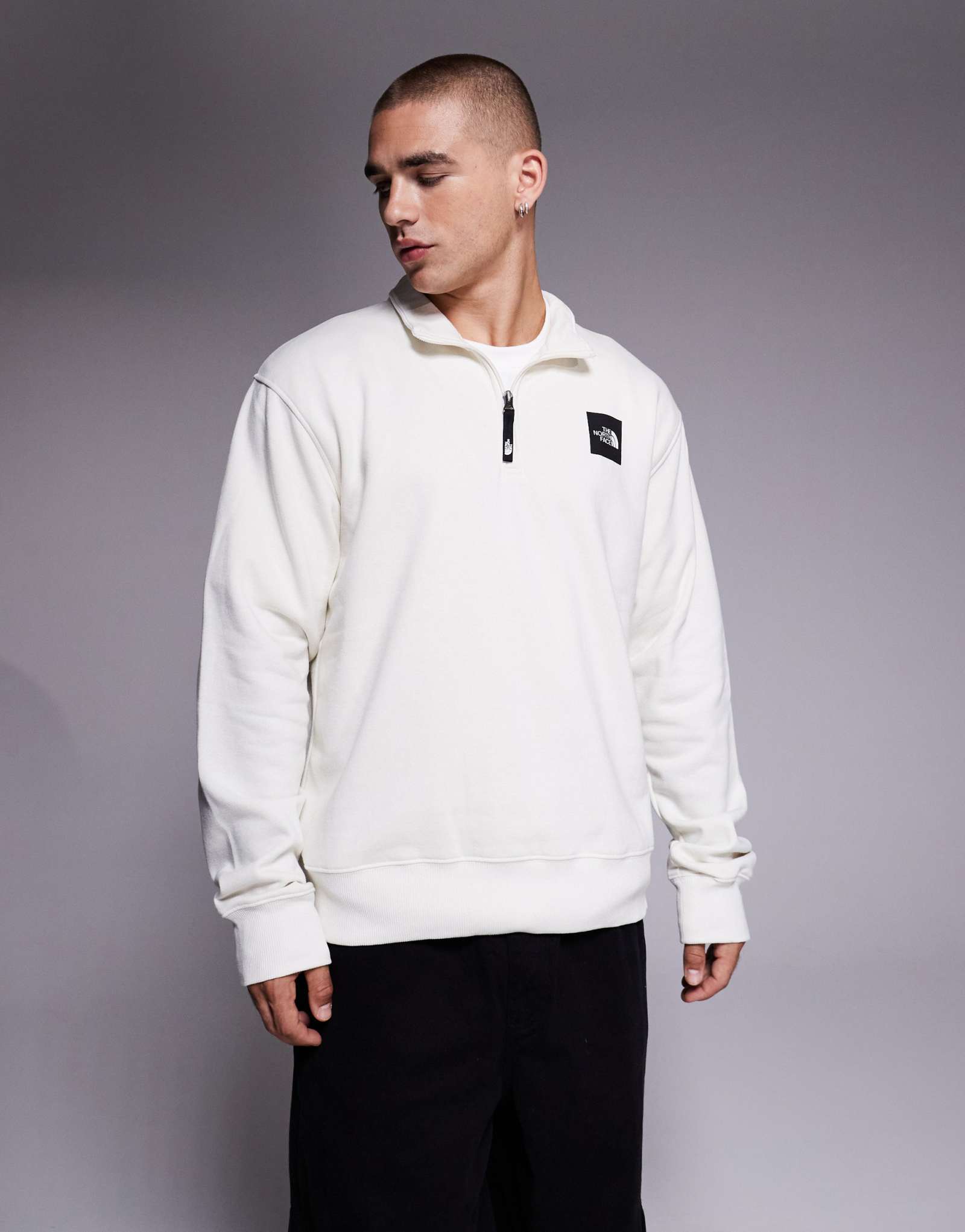 Бокс North Face с полукуполом и застежкой на четверть молнии темно-белого цвета