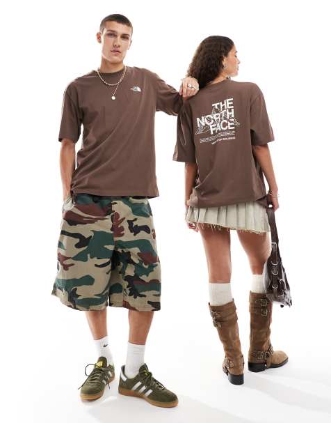 The North Face – Brązowy T-shirt oversize z nadrukiem z rysunkiem gór na plecach - view 1