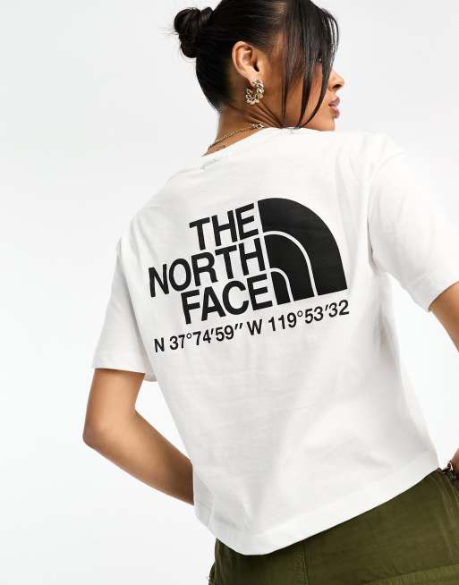 The North Face - Cropped T-shirt med koordinatprint på ryggen i hvid