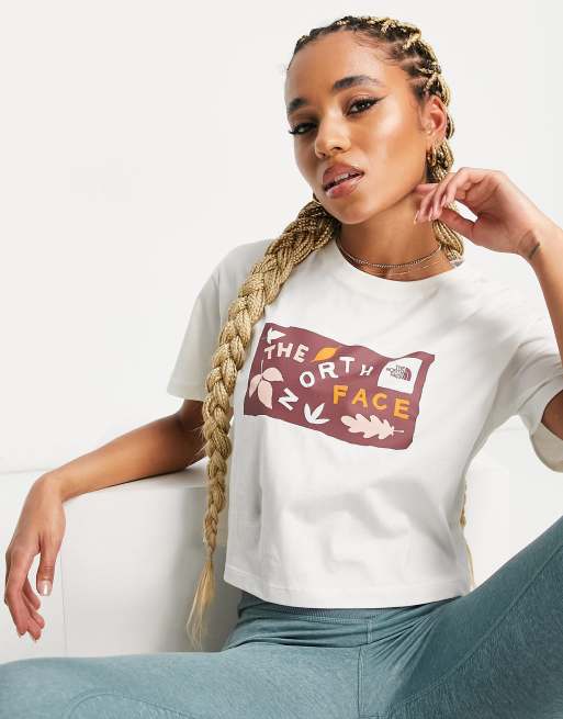 The North Face - Cropped T-shirt med tegnet logoprint med bladdesign på brystet i råhvid - Kun hos ASOS