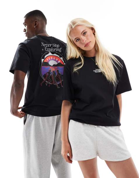 The North Face – Czarny T-shirt unisex z nadrukiem i napisem Never Stop na plecach - view 1