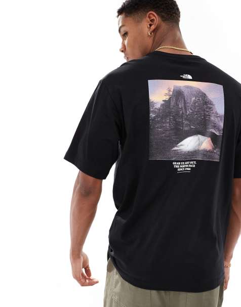 The North Face – Czarny T-shirt z grafiką w stylu retro na plecach z motywem kempingu – Tylko w ASOS - view 1