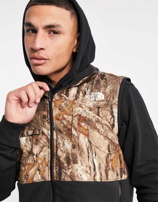 The North Face Denali gilet in black camo