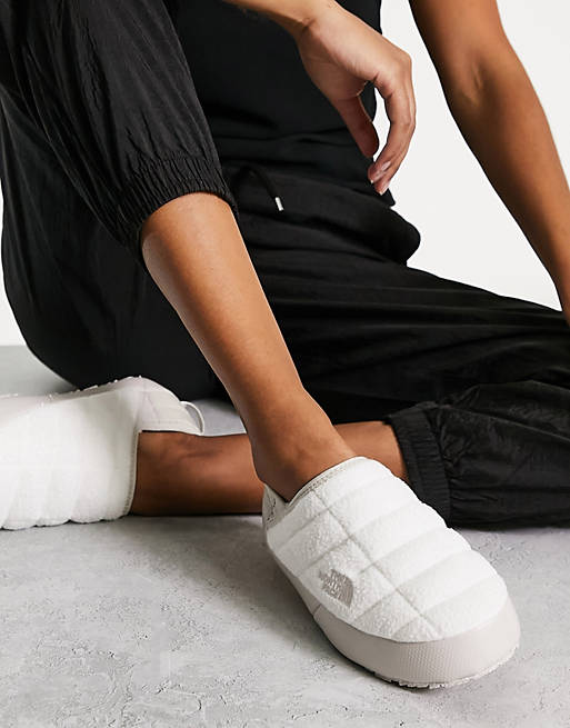Woud boot merk op The North Face Denali Thermoball Traction slipper mules in white | ASOS
