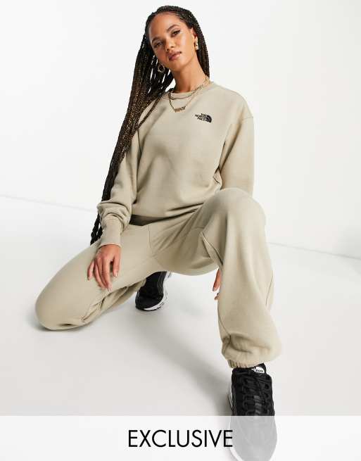 The North Face – Essential – Beige sweatshirt, endast hos ASOS