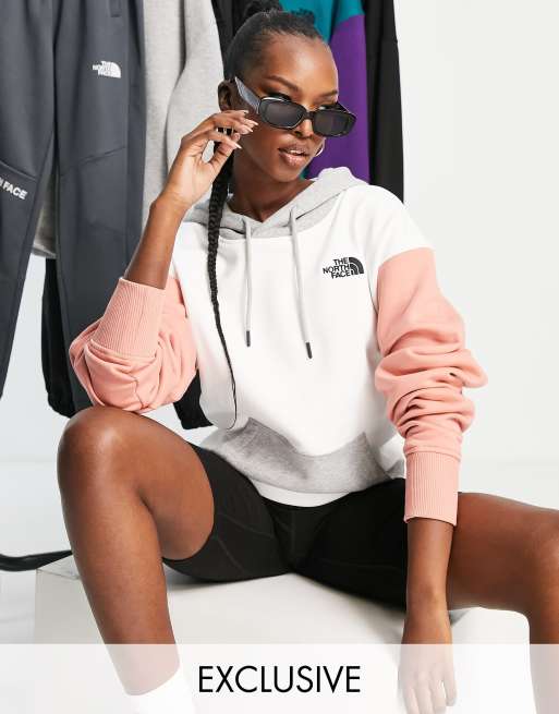 The North Face - Essential - Felpa bianca/rosa colorblock con cappuccio - In esclusiva per ASOS 